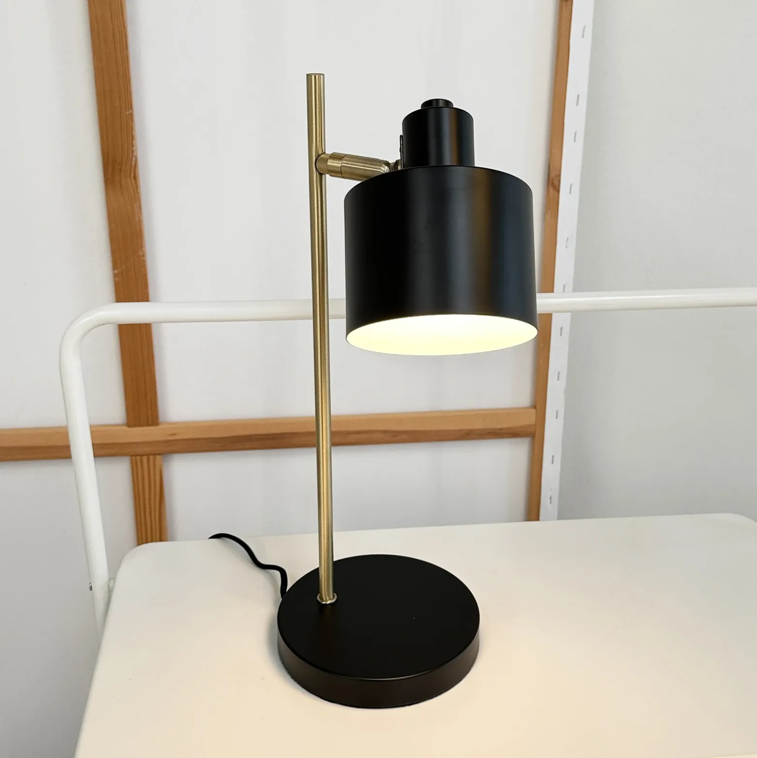 Lámpara de mesa Ocean de Dyberg Larsen, negra/latón, 43 cm