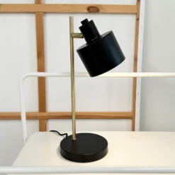 Lámpara de mesa Ocean de Dyberg Larsen, negra/latón, 43 cm