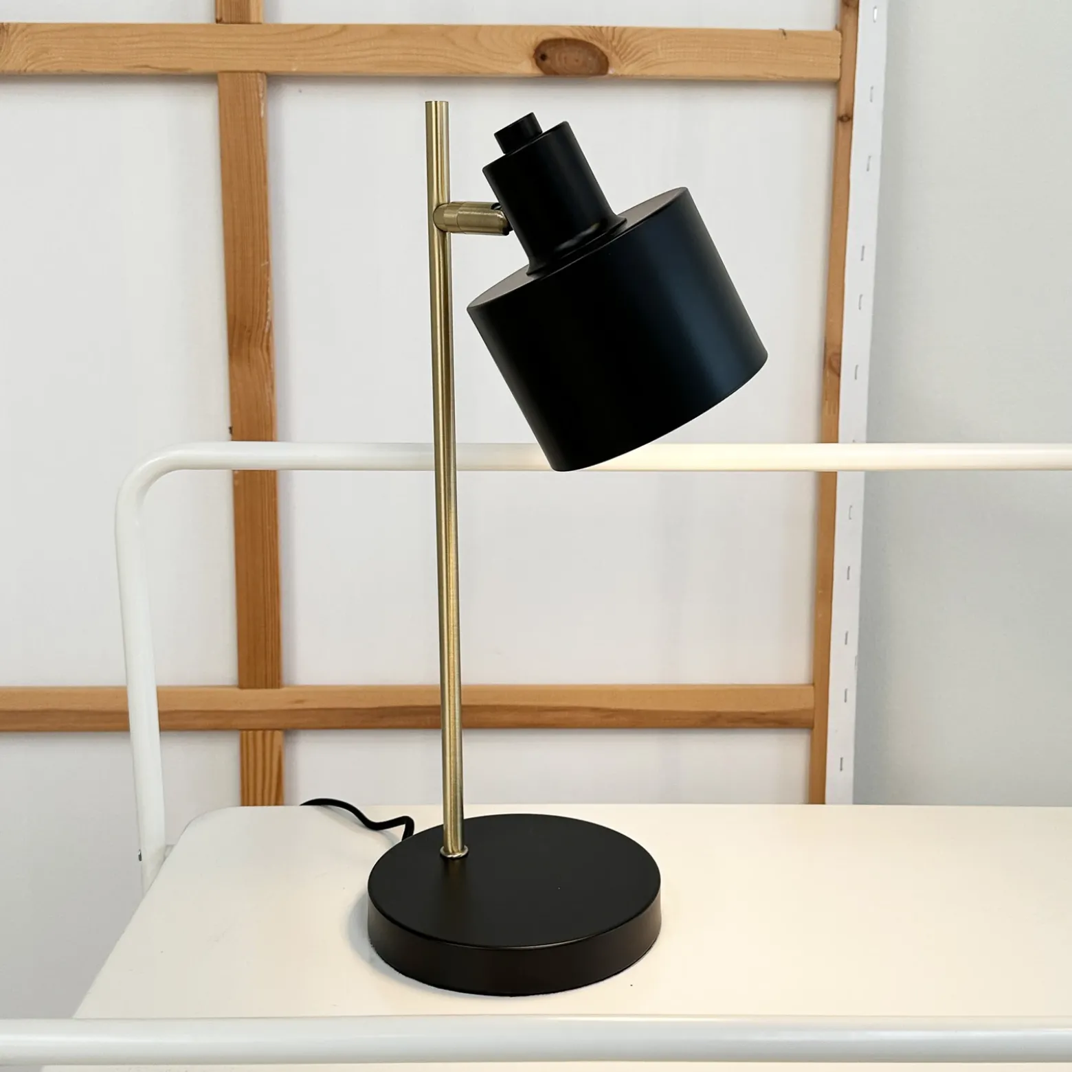 Lámpara de mesa Ocean de Dyberg Larsen, negra/latón, 43 cm