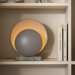 Lámpara de mesa ORBIT de Globen Lighting, gris, mármol, altura 32 cm