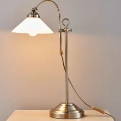 Lámpara de mesa Otis de Lindby, latón antiguo, cristal, 60 cm, E14