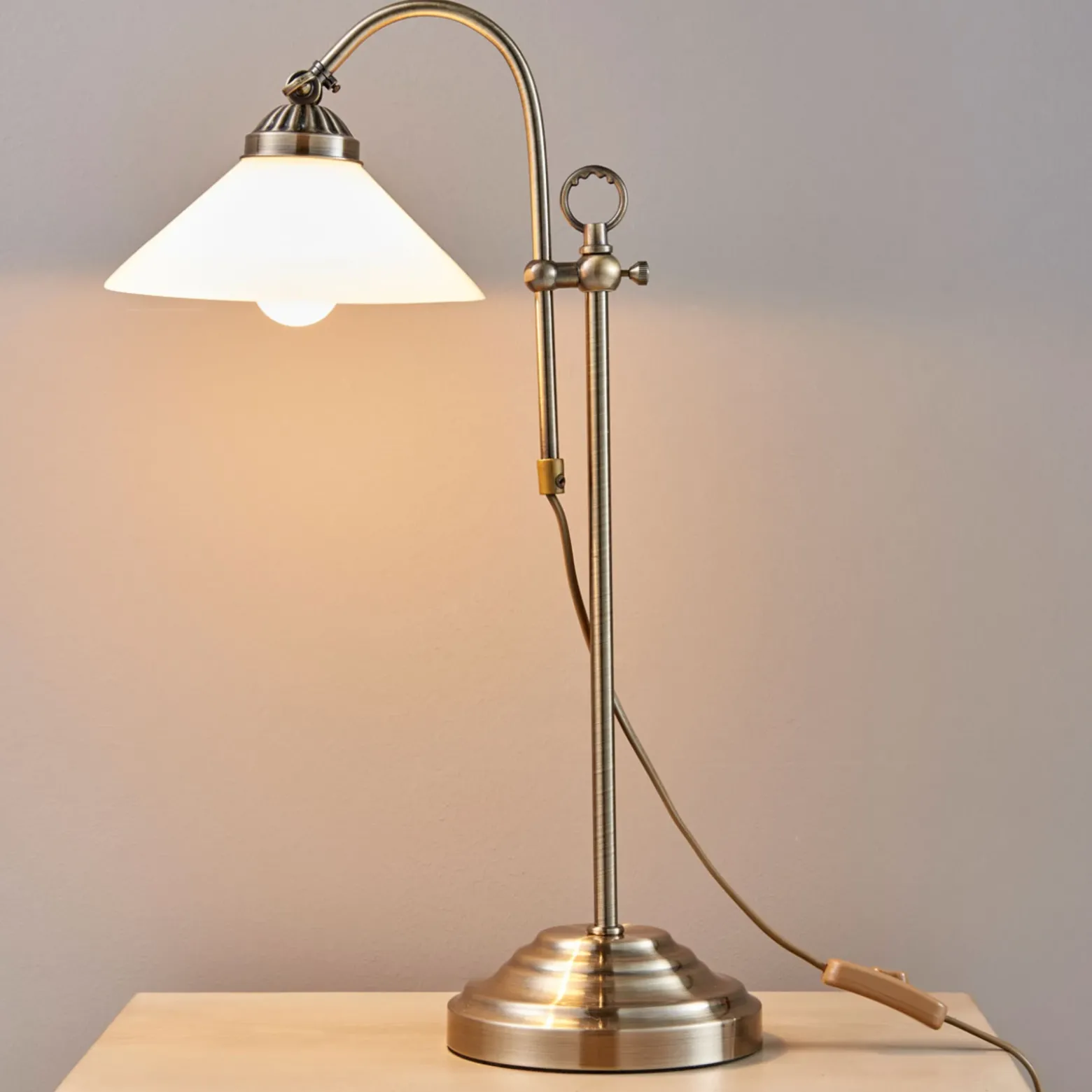 Lámpara de mesa Otis de Lindby, latón antiguo, cristal, 60 cm, E14