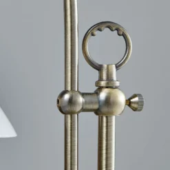 Lámpara de mesa Otis de Lindby, latón antiguo, cristal, 60 cm, E14