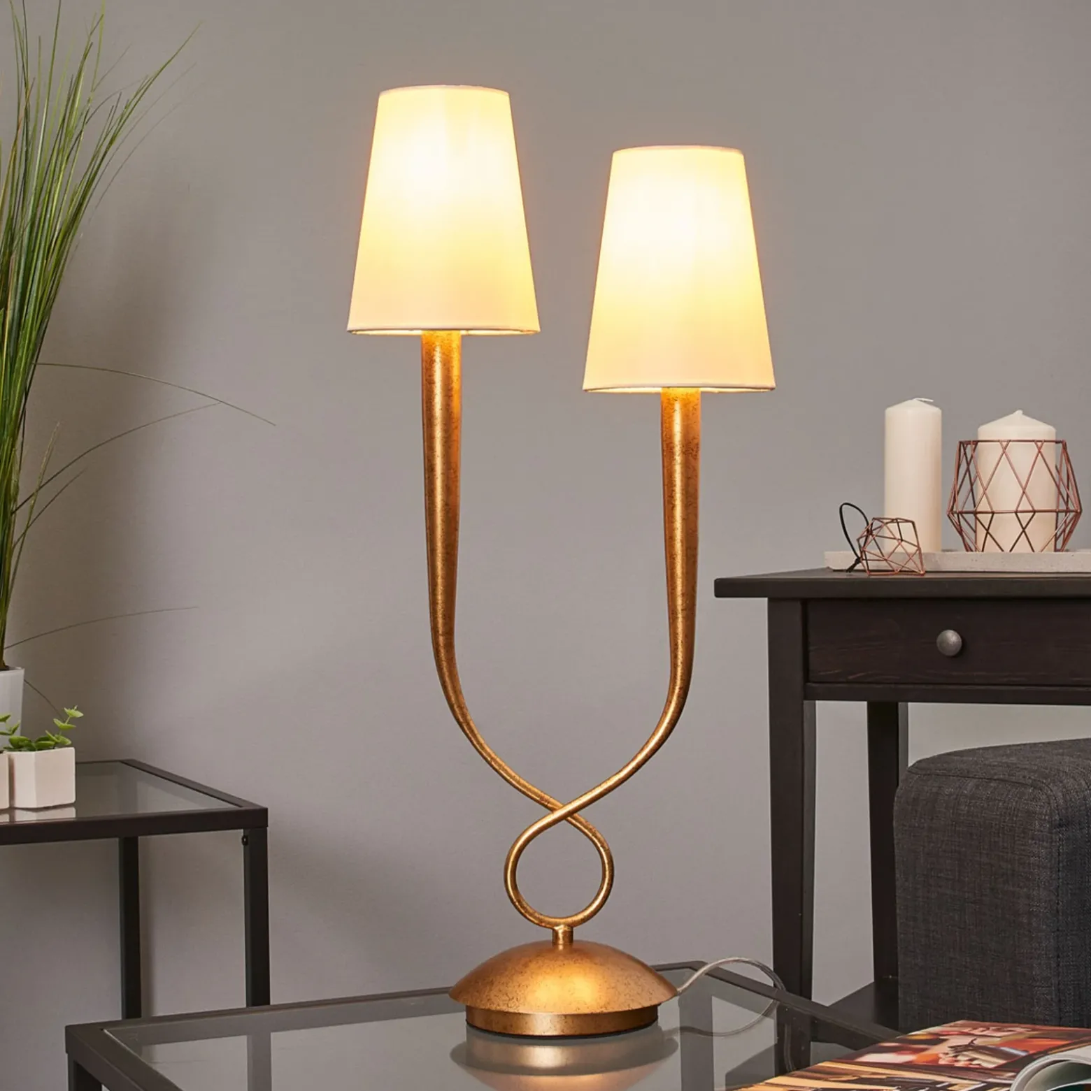 Lámpara de mesa Paola 2 luces dorada con pantallas textiles