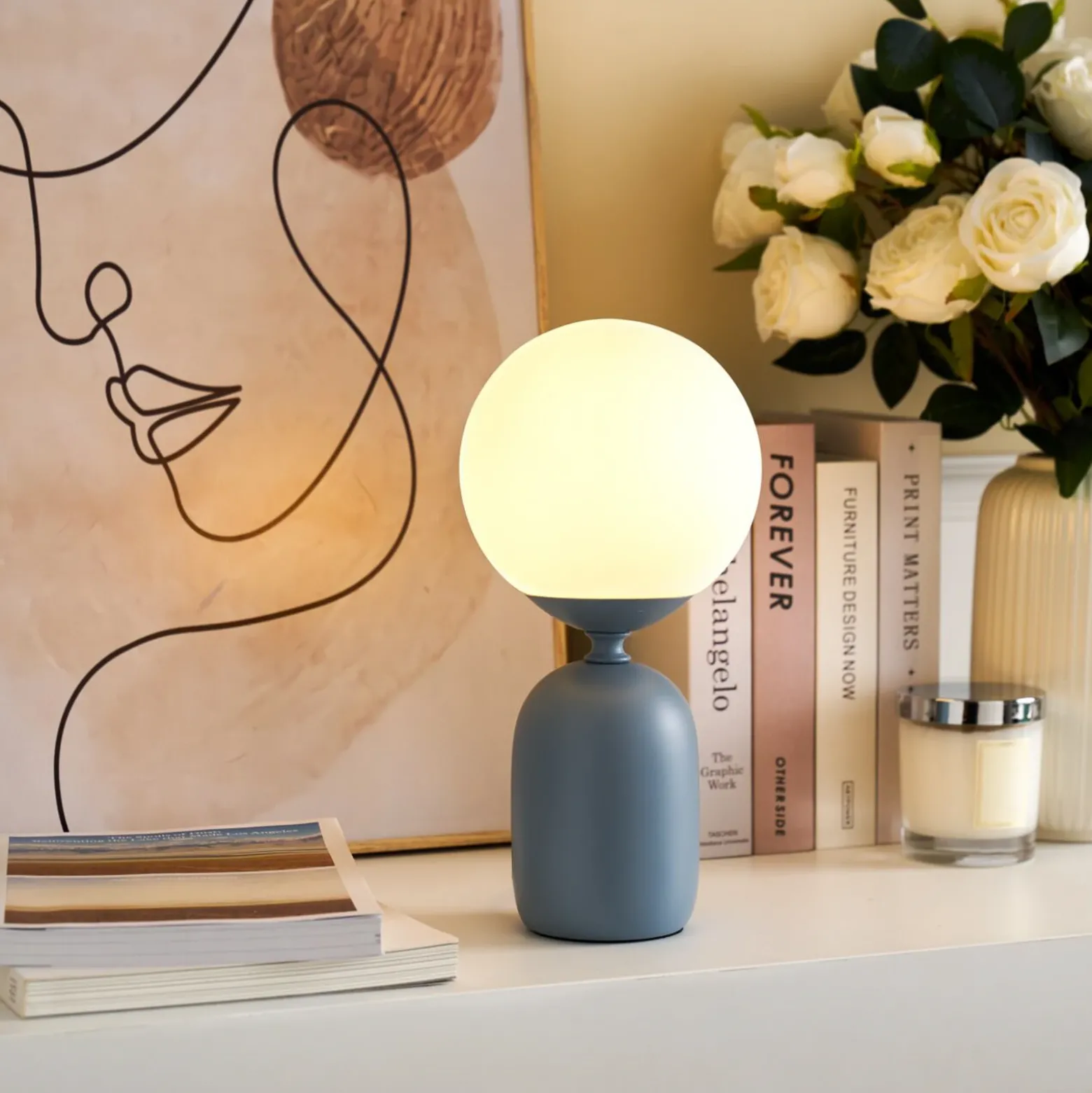 Lámpara de mesa Pauleen Glowing Charm, base de cerámica azul