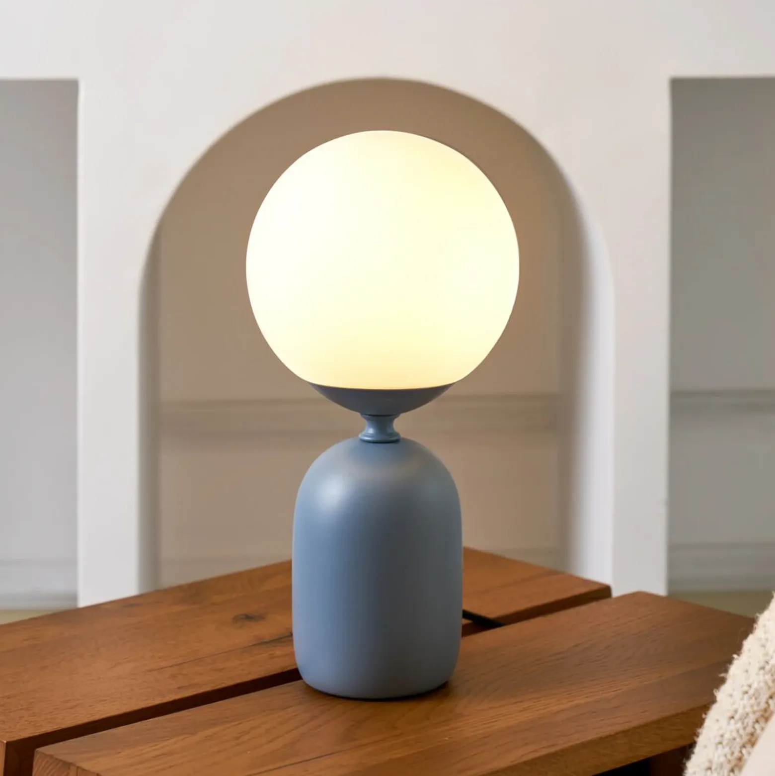 Lámpara de mesa Pauleen Glowing Charm, base de cerámica azul