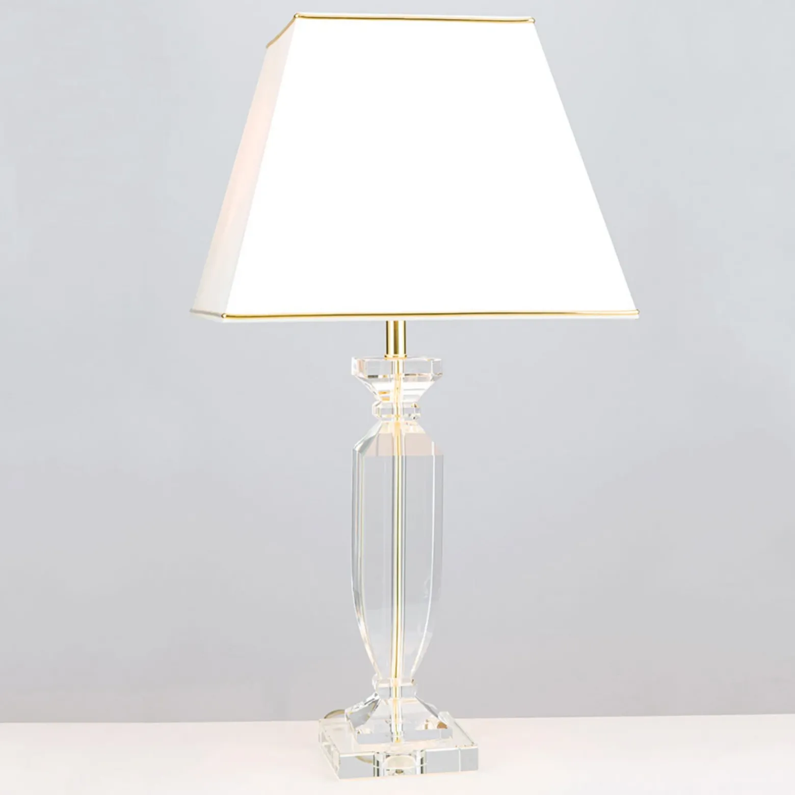 Lámpara de mesa Pokal con cristal oro/crema