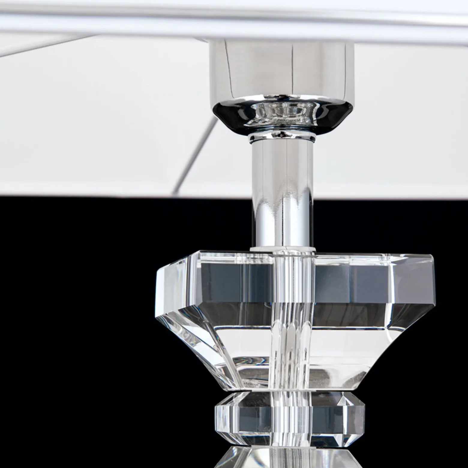 Lámpara de mesa Pokal con cristal cromo/blanco