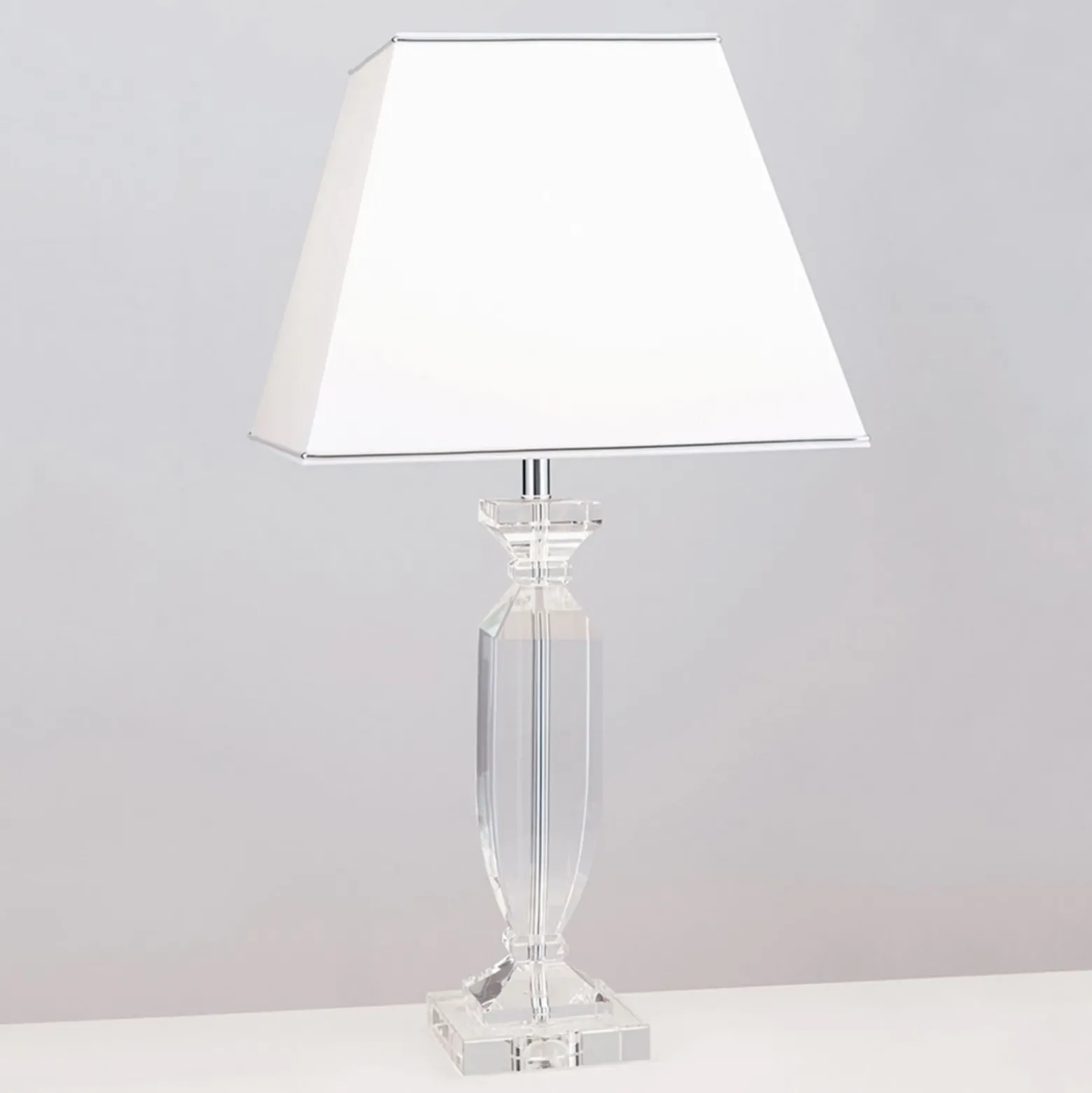 Lámpara de mesa Pokal con cristal cromo/blanco