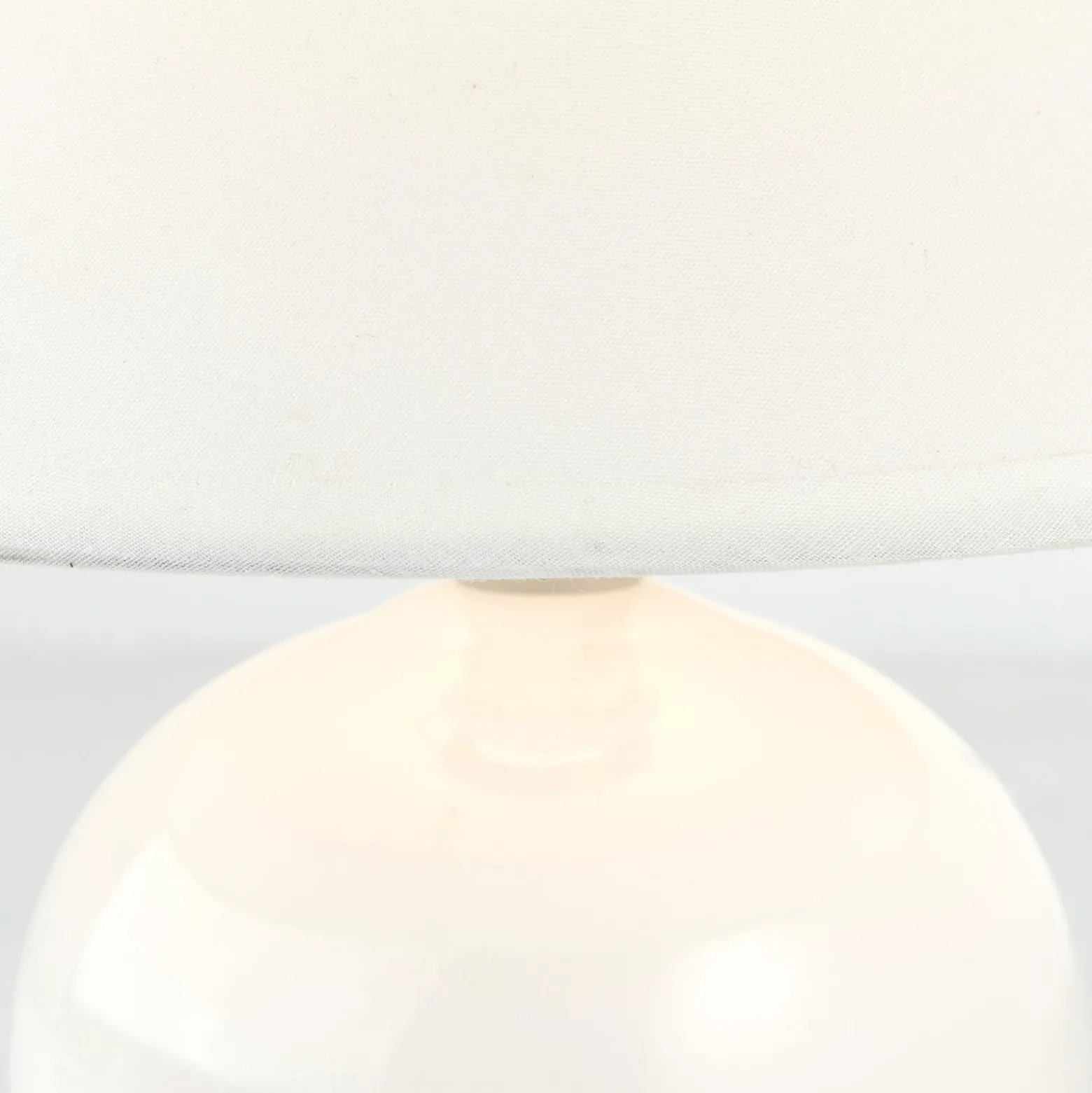 Lámpara de mesa Primo, blanca, Ø 19 cm, textil/cerámica