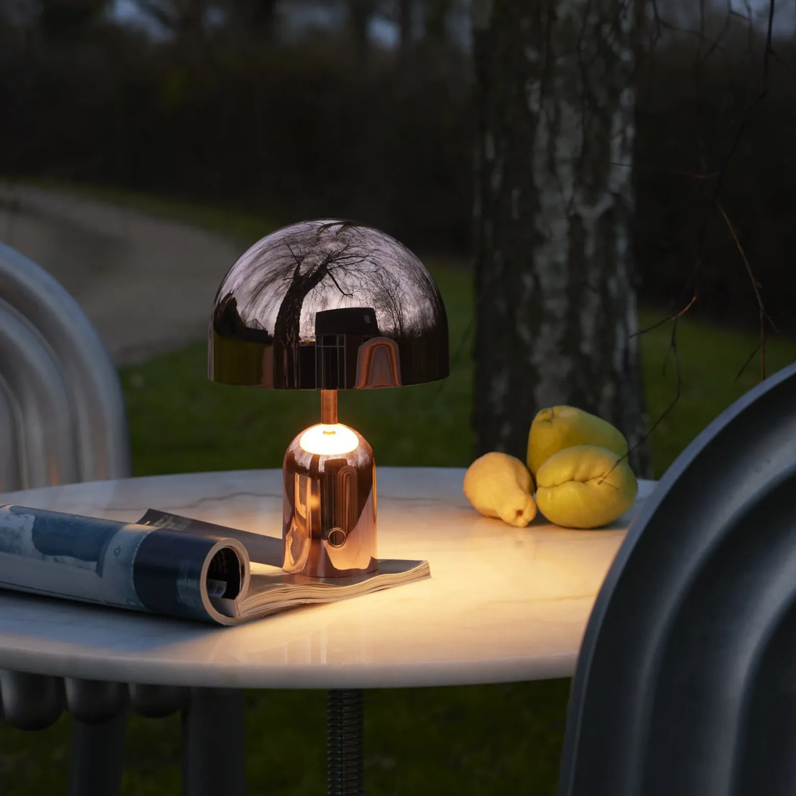Lámpara de mesa recargable BELL PORTABLE de Tom Dixon, cobre, 28 cm IP44