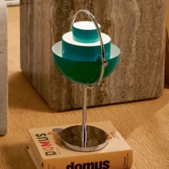 Lámpara de mesa recargable Gubi Multi-Lite, cromada/azul verdoso, 30 cm