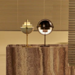 Lámpara de mesa recargable Gubi Multi-Lite, latón/gris, 30 cm