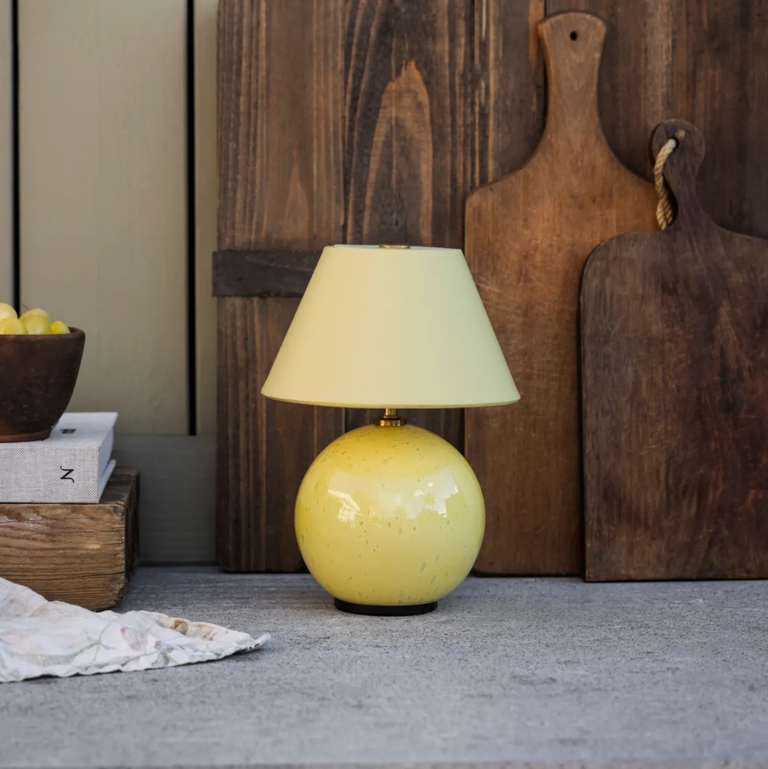 Lámpara de mesa recargable IRIS de Globen Lighting, amarilla/amarilla, altura