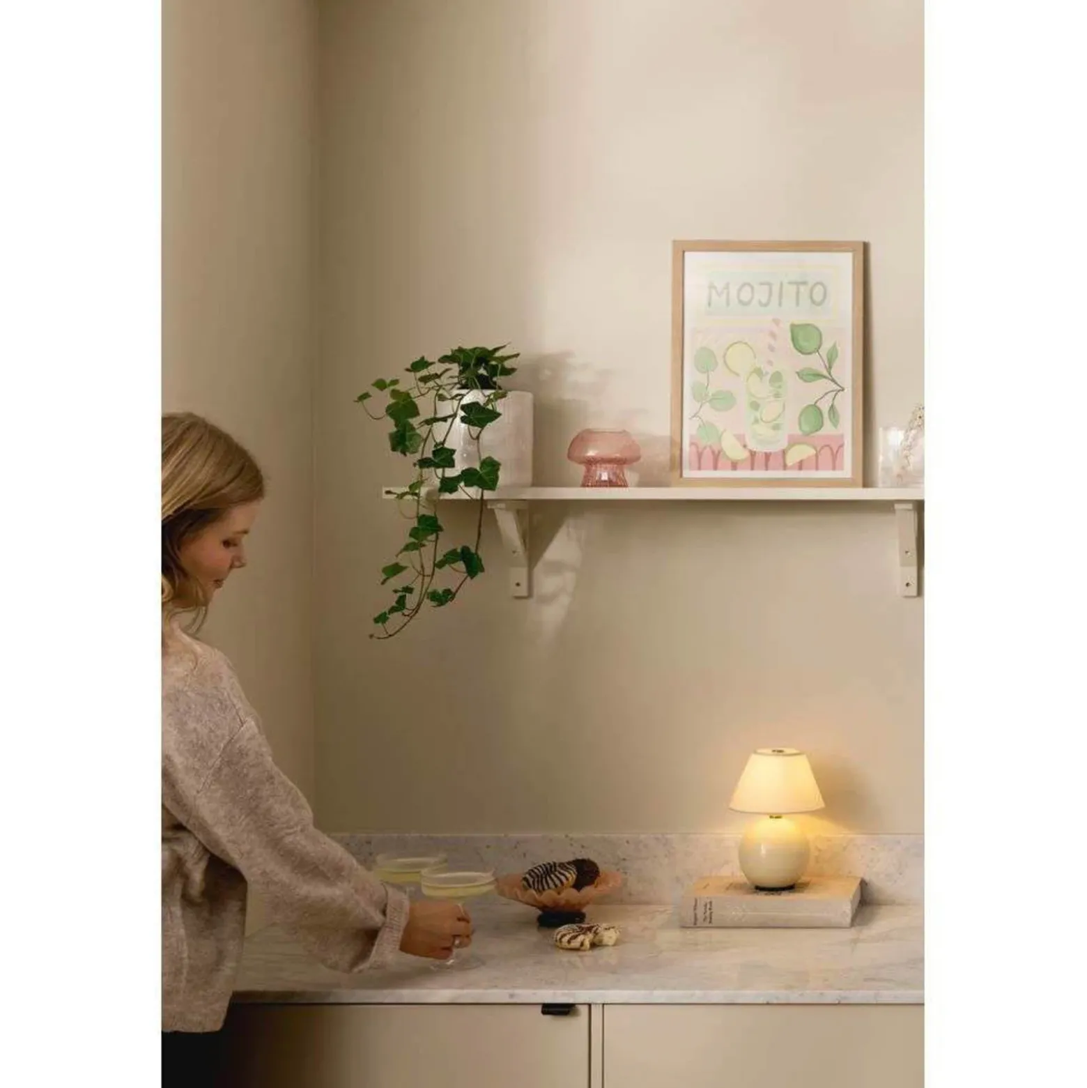 Lámpara de mesa recargable IRIS de Globen Lighting, color crema, altura 23 cm,