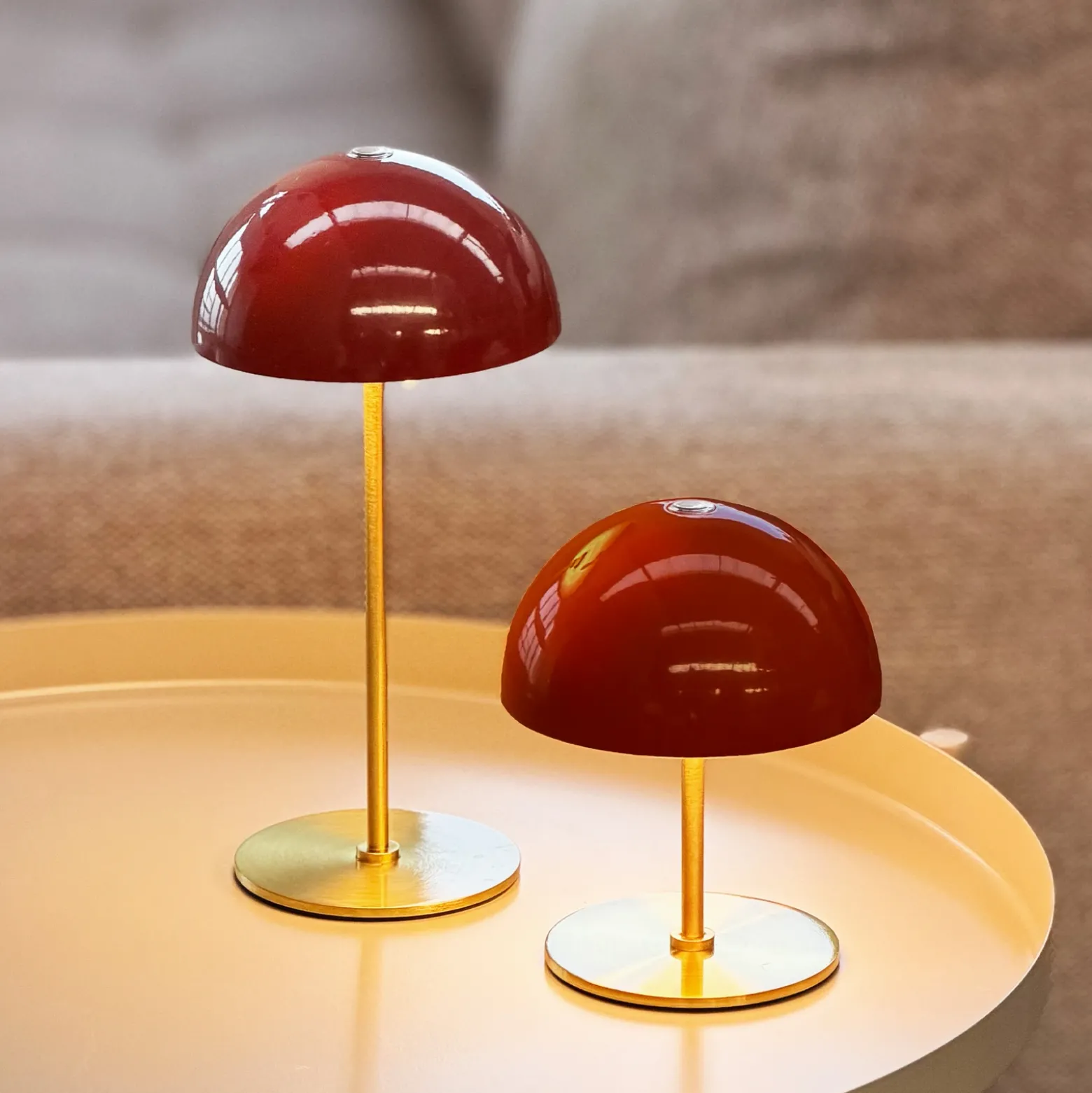 Lámpara de mesa recargable LED Along de Dyberg Larsen, roja, juego de 2 unidades