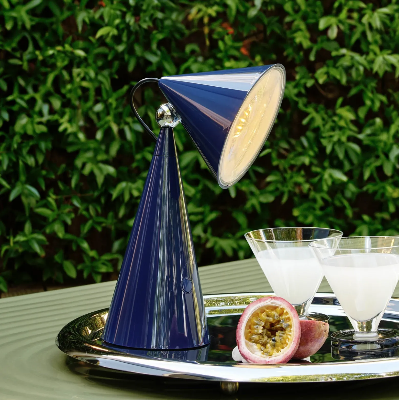 Lámpara de mesa recargable LED Pose de Tom Dixon, índigo, altura 25 cm