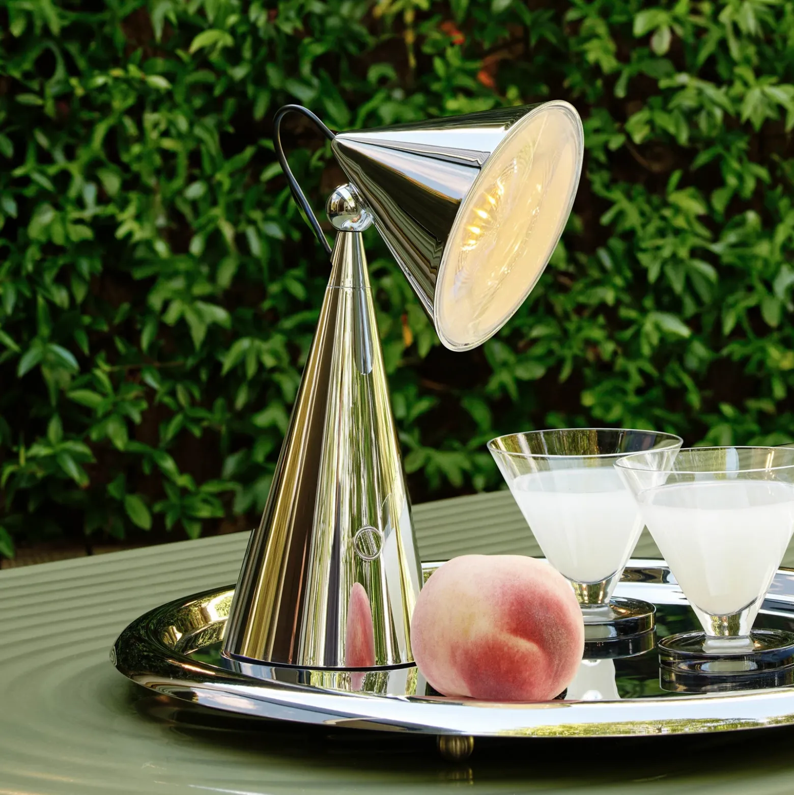 Lámpara de mesa recargable LED Pose de Tom Dixon, color plateado, altura 25 cm
