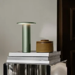 Lámpara de mesa recargable LED Solae de Fritz Hansen, verde, aluminio, IP44