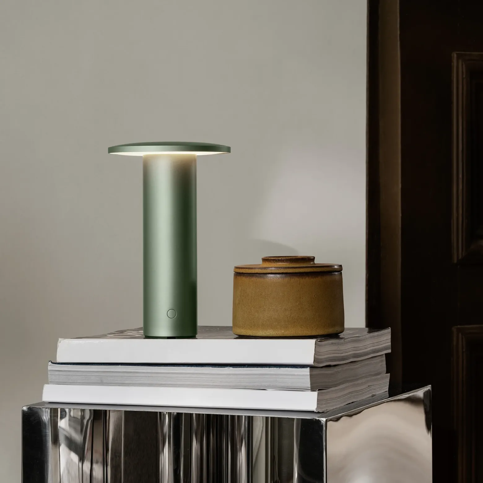 Lámpara de mesa recargable LED Solae de Fritz Hansen, verde, aluminio, IP44