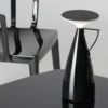 lámpara de mesa recargable LED Kartell Camomille, negra, altura 24 cm
