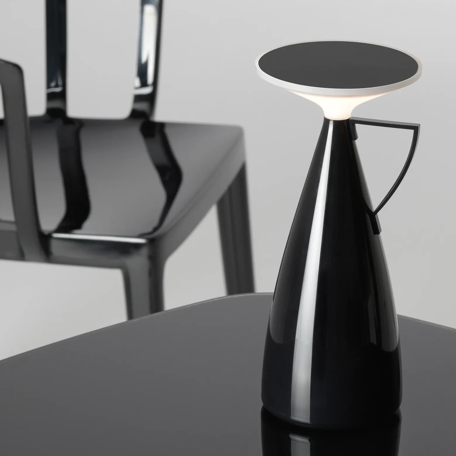 lámpara de mesa recargable LED Kartell Camomille, negra, altura 24 cm