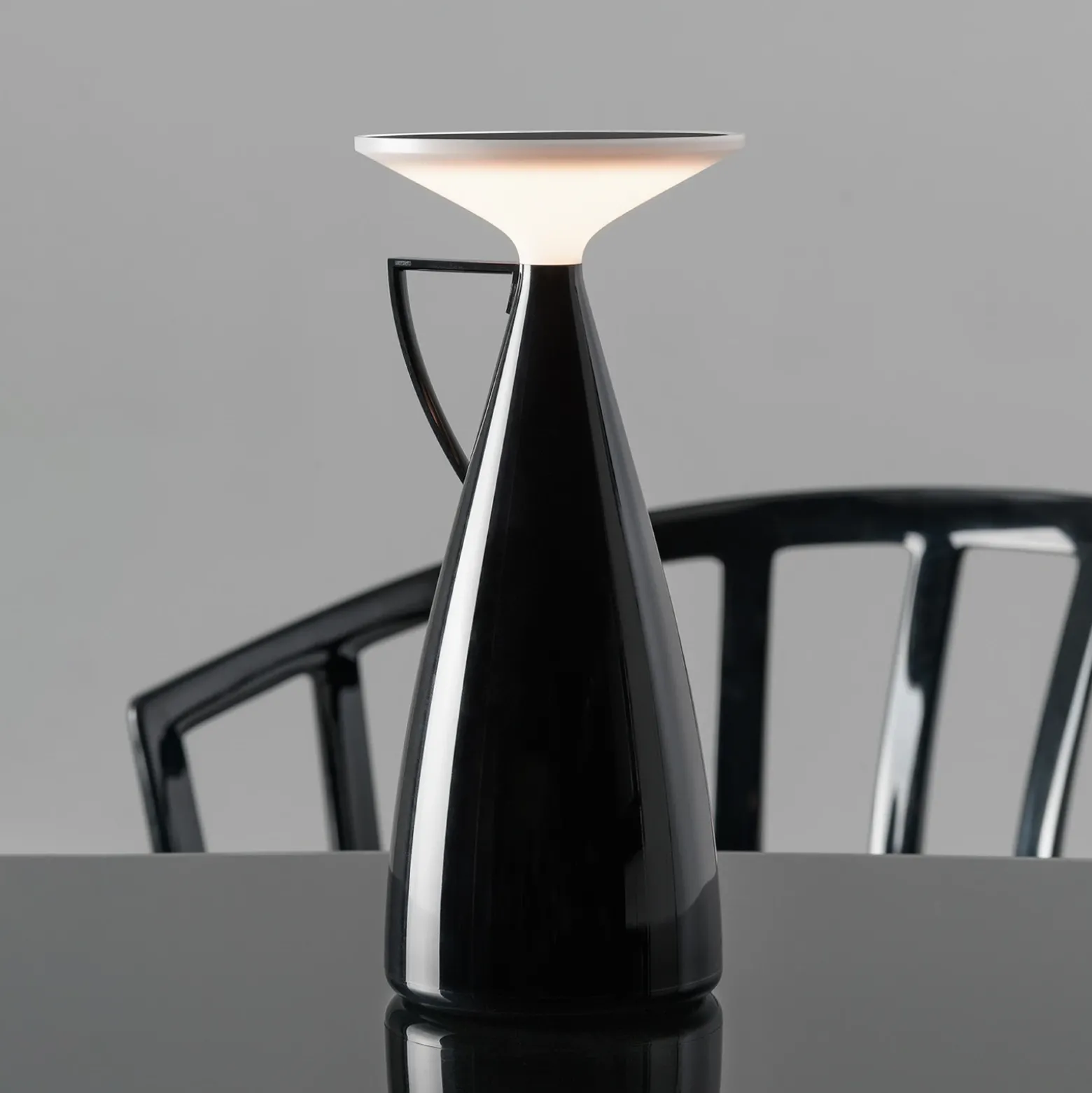 lámpara de mesa recargable LED Kartell Camomille, negra, altura 24 cm