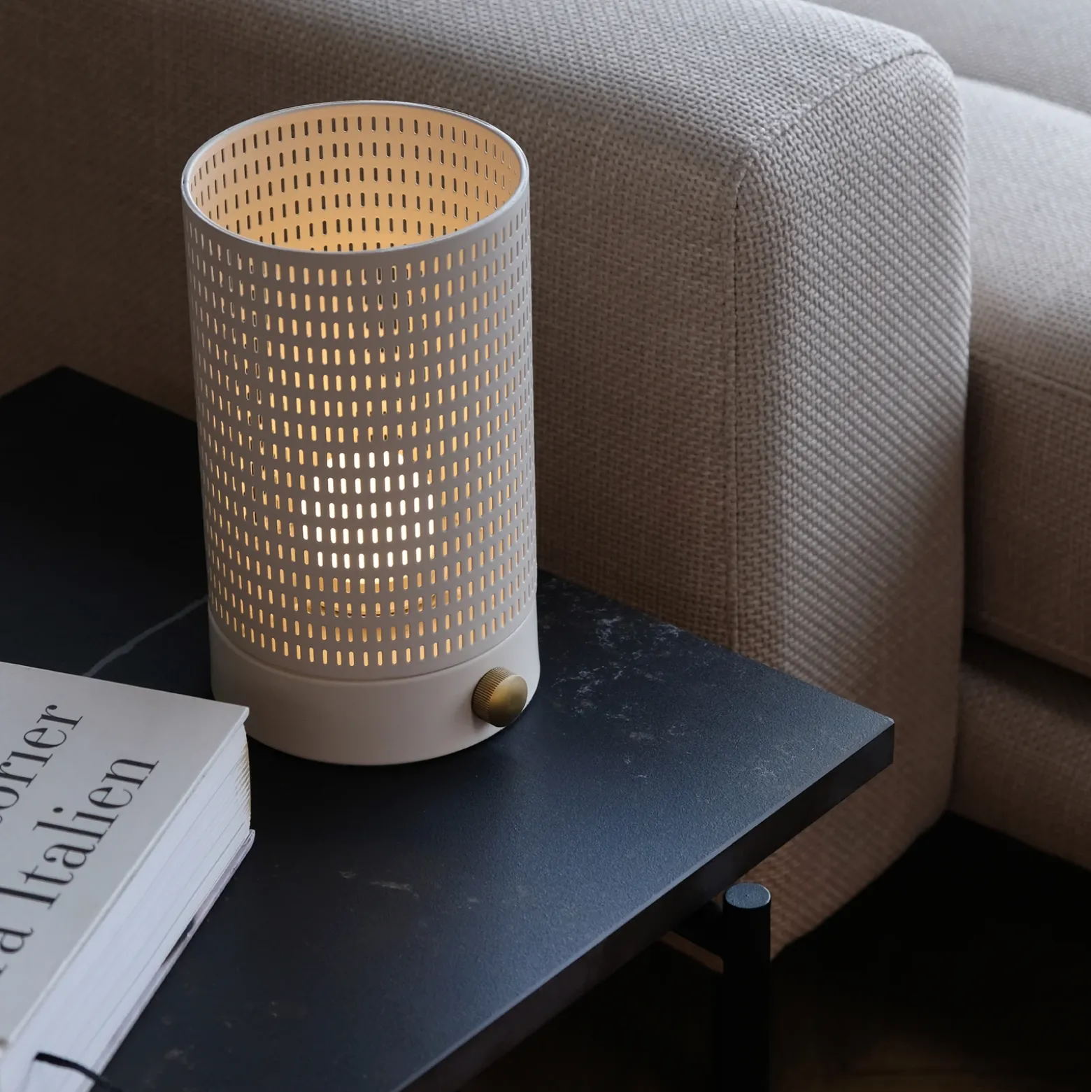 Lámpara de mesa recargable LED Mesh de Dyberg Larsen, blanca, altura 20 cm