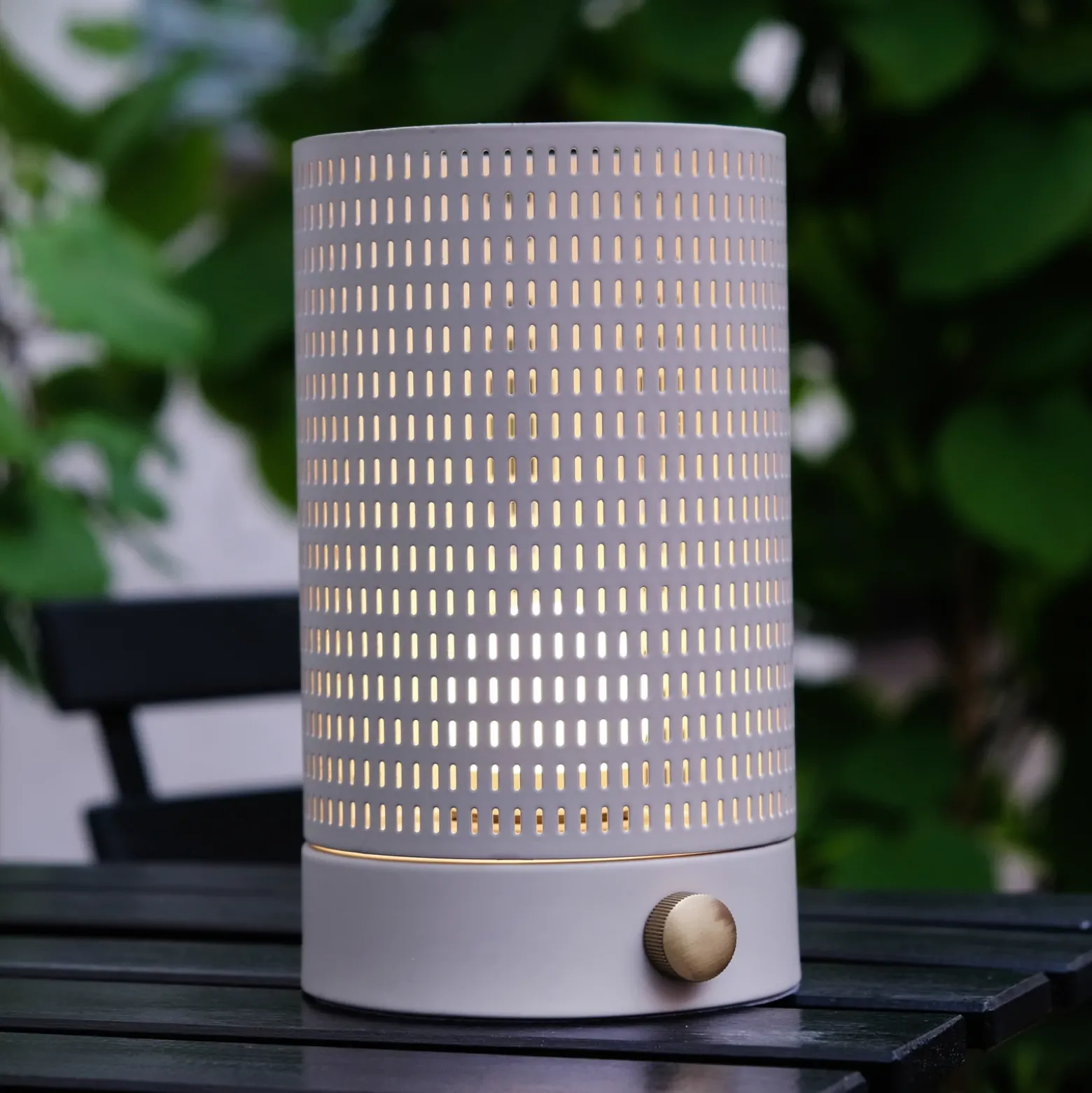 Lámpara de mesa recargable LED Mesh de Dyberg Larsen, blanca, altura 20 cm
