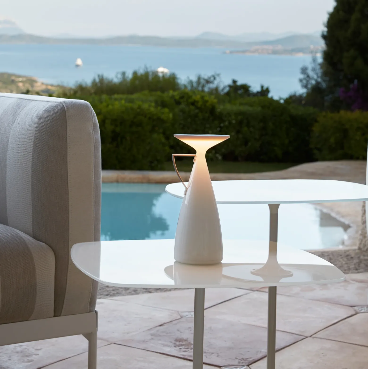lámpara de mesa recargable LED Kartell Camomille, blanca, altura 24 cm