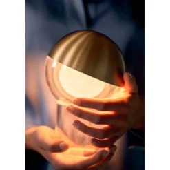 Lámpara de mesa recargable LED FRANDSEN Pila, latón, 20 cm, atenuable