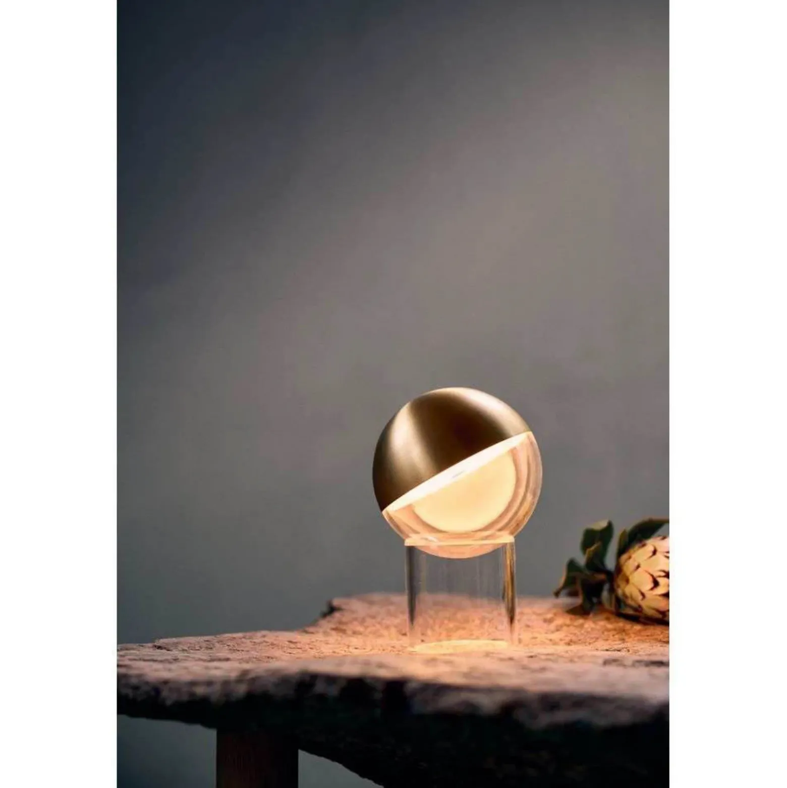 Lámpara de mesa recargable LED FRANDSEN Pila, latón, 20 cm, atenuable