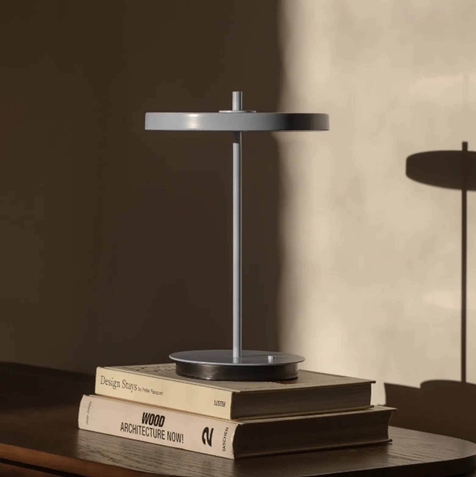 Lámpara de mesa recargable LED UMAGE Asteria Move, azul claro, 31 cm