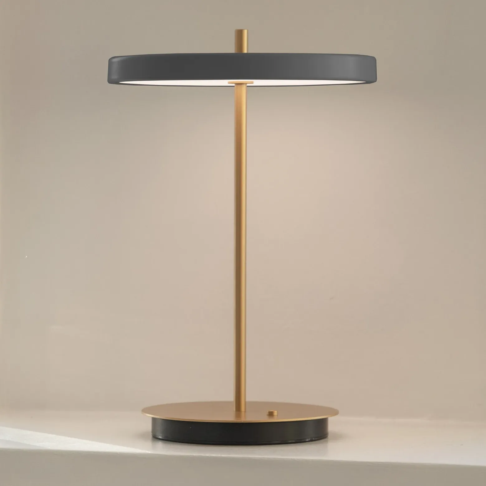 Lámpara de mesa recargable LED UMAGE Asteria Move antracita/latón 31 cm