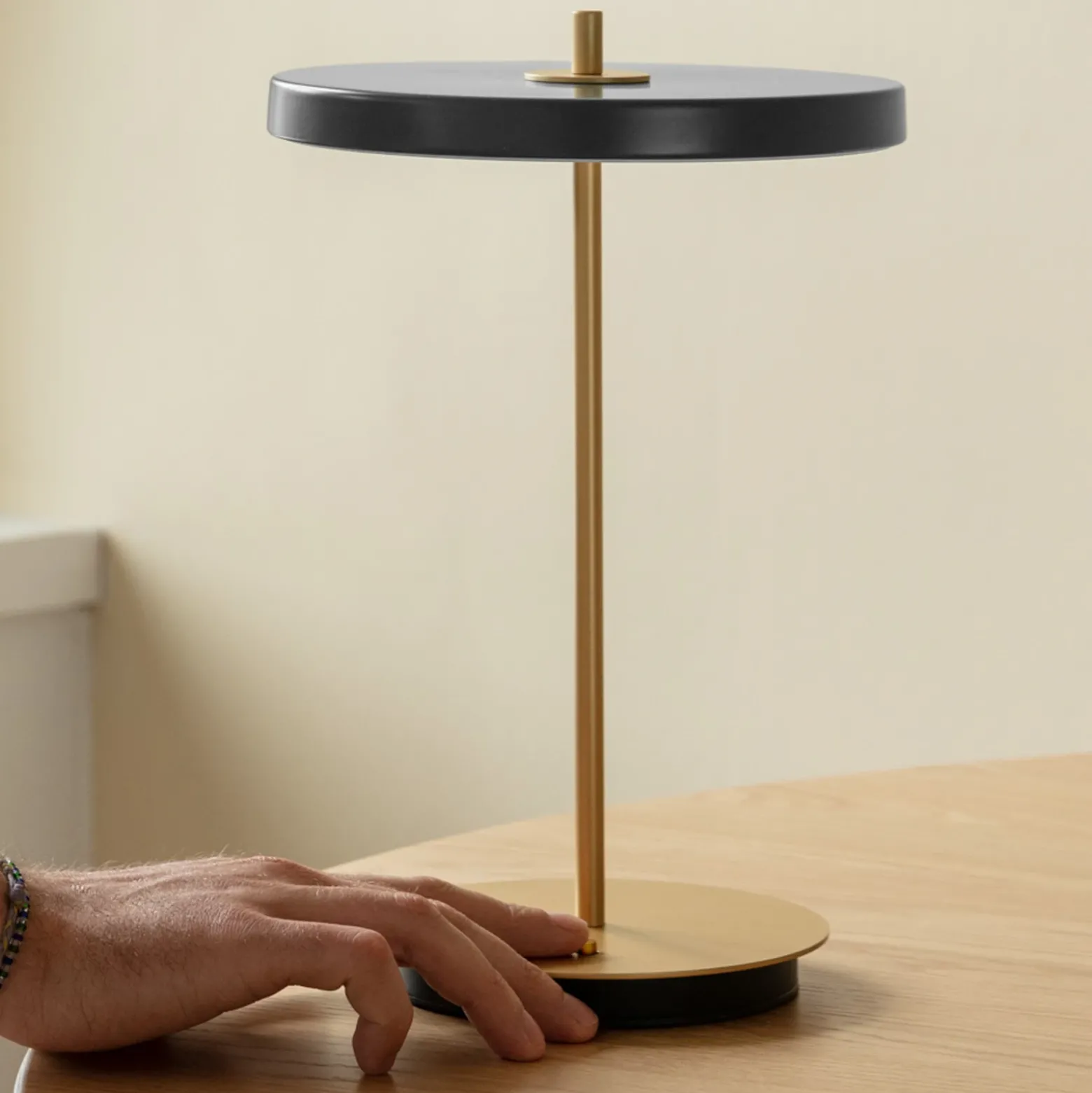 Lámpara de mesa recargable LED UMAGE Asteria Move antracita/latón 31 cm
