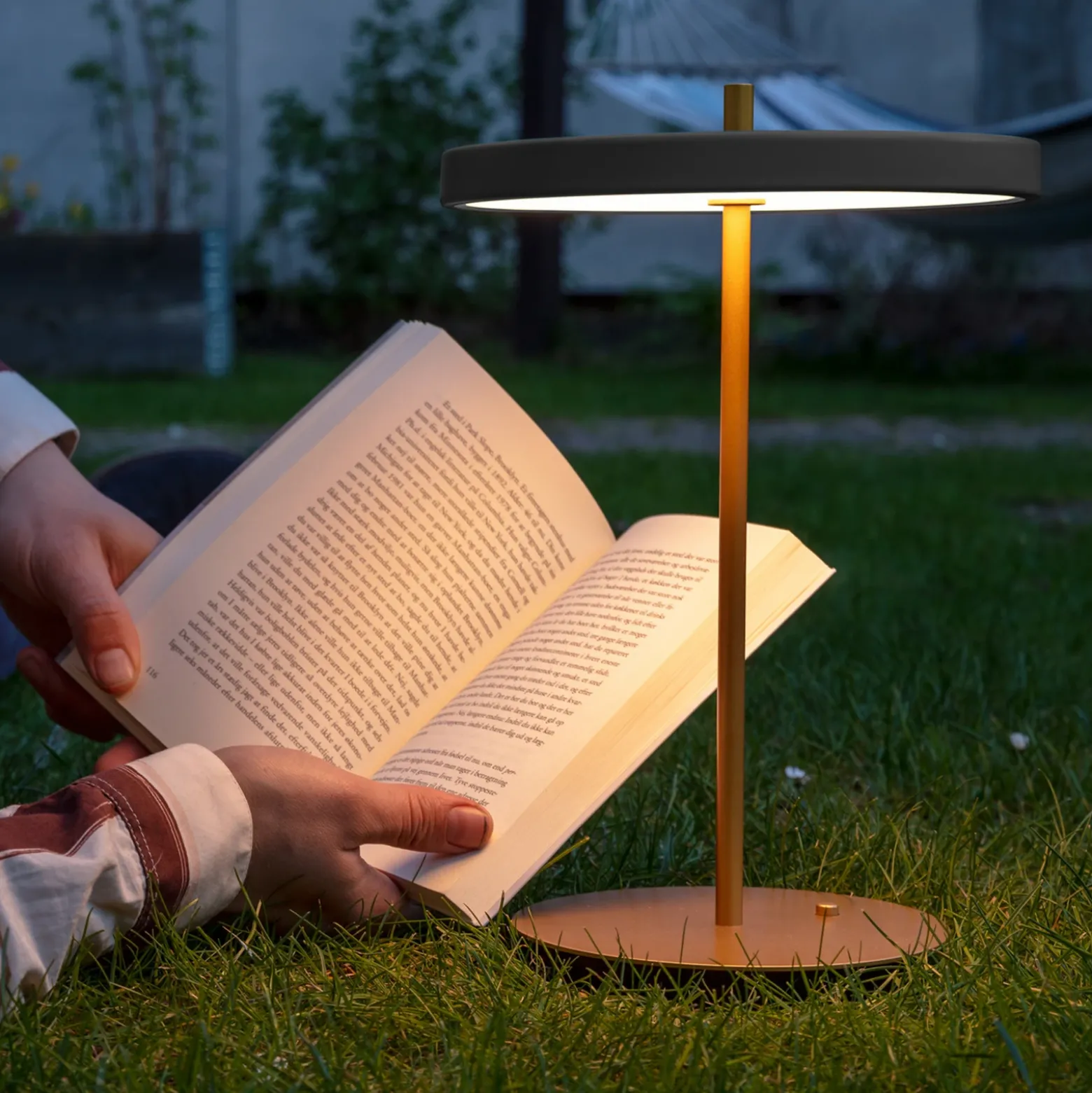 Lámpara de mesa recargable LED UMAGE Asteria Move antracita/latón 31 cm