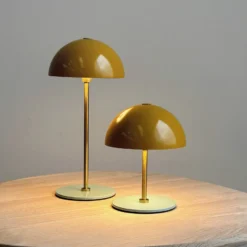 Lámpara de mesa recargable LED Along de Dyberg Larsen, color curry, juego de 2