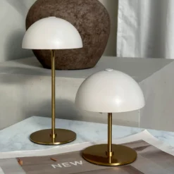 Lámpara de mesa recargable LED Along de Dyberg Larsen, beige, juego de 2