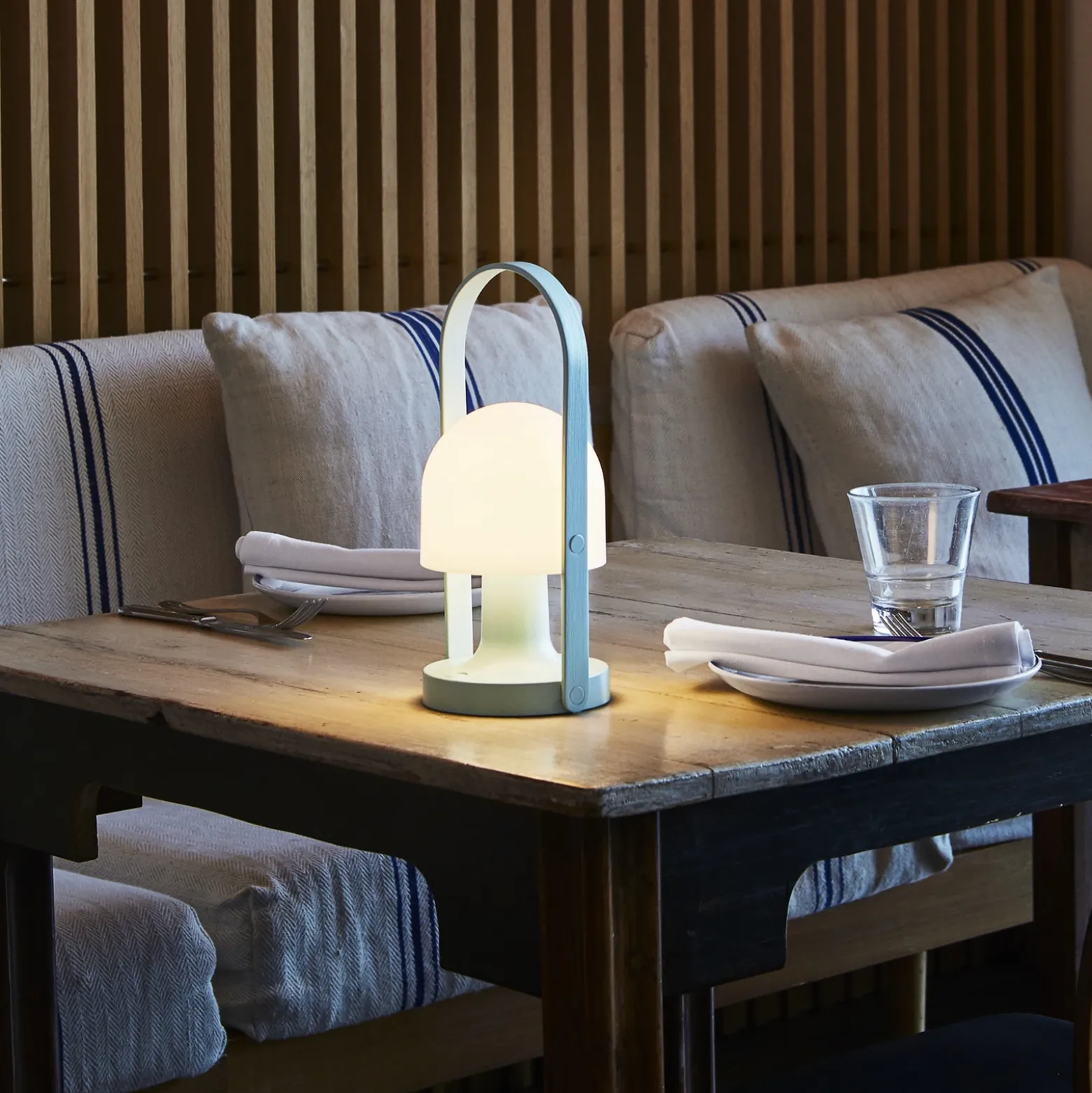 Lámpara de mesa recargable LED FollowMe de MARSET, azul