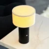 Lámpara de mesa recargable LED Mellow de Dyberg Larsen, negra, 23 cm