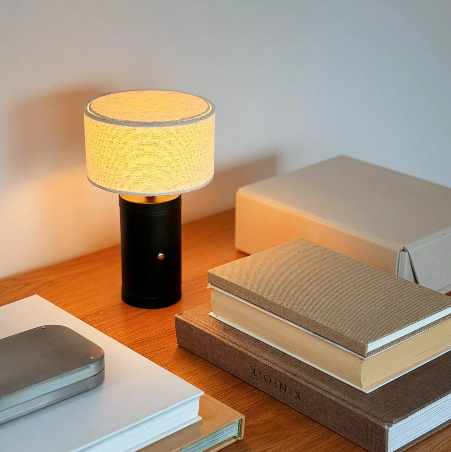 Lámpara de mesa recargable LED Mellow de Dyberg Larsen, negra, 23 cm