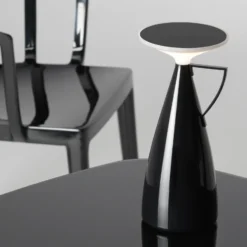 lámpara de mesa recargable LED Kartell Camomille, negra, altura 24 cm
