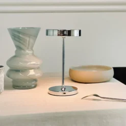 Lámpara de mesa recargable LED Starlight de Dyberg Larsen, cromada, metal
