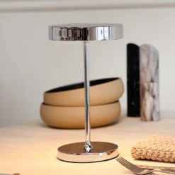 Lámpara de mesa recargable LED Starlight de Dyberg Larsen, cromada, metal