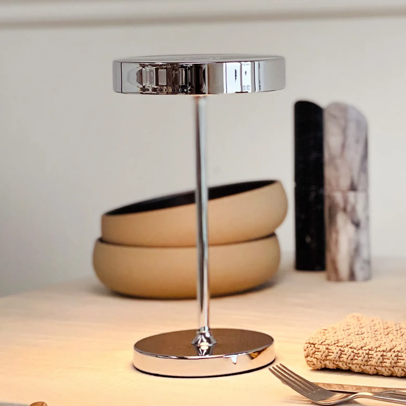 Lámpara de mesa recargable LED Starlight de Dyberg Larsen, cromada, metal