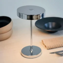 Lámpara de mesa recargable LED Starlight de Dyberg Larsen, cromada, metal