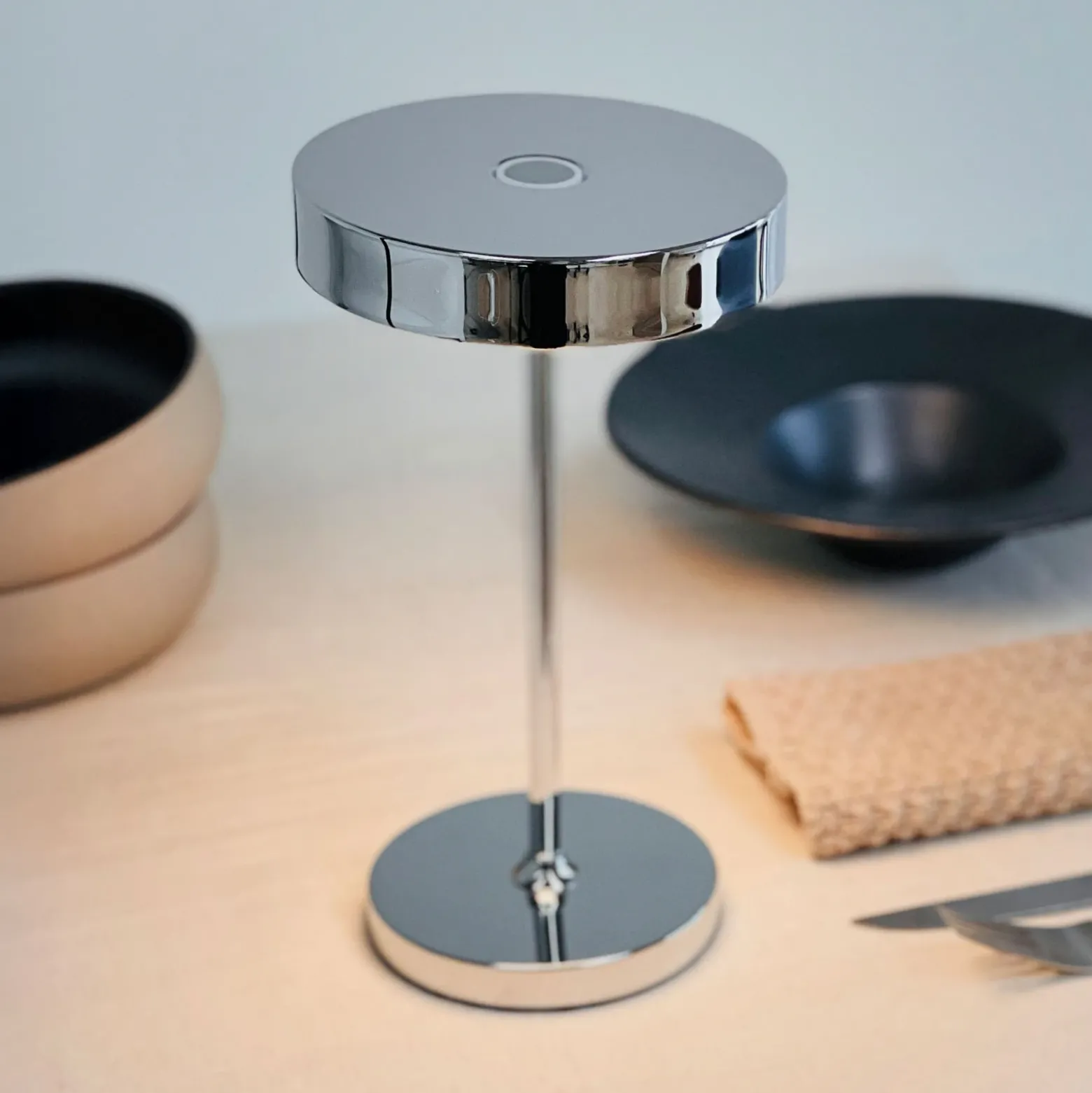 Lámpara de mesa recargable LED Starlight de Dyberg Larsen, cromada, metal