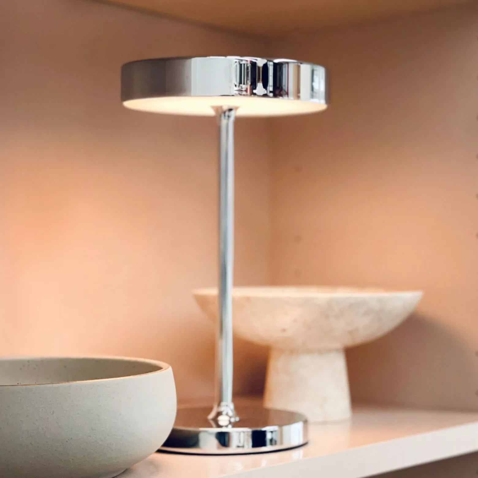 Lámpara de mesa recargable LED Starlight de Dyberg Larsen, cromada, metal