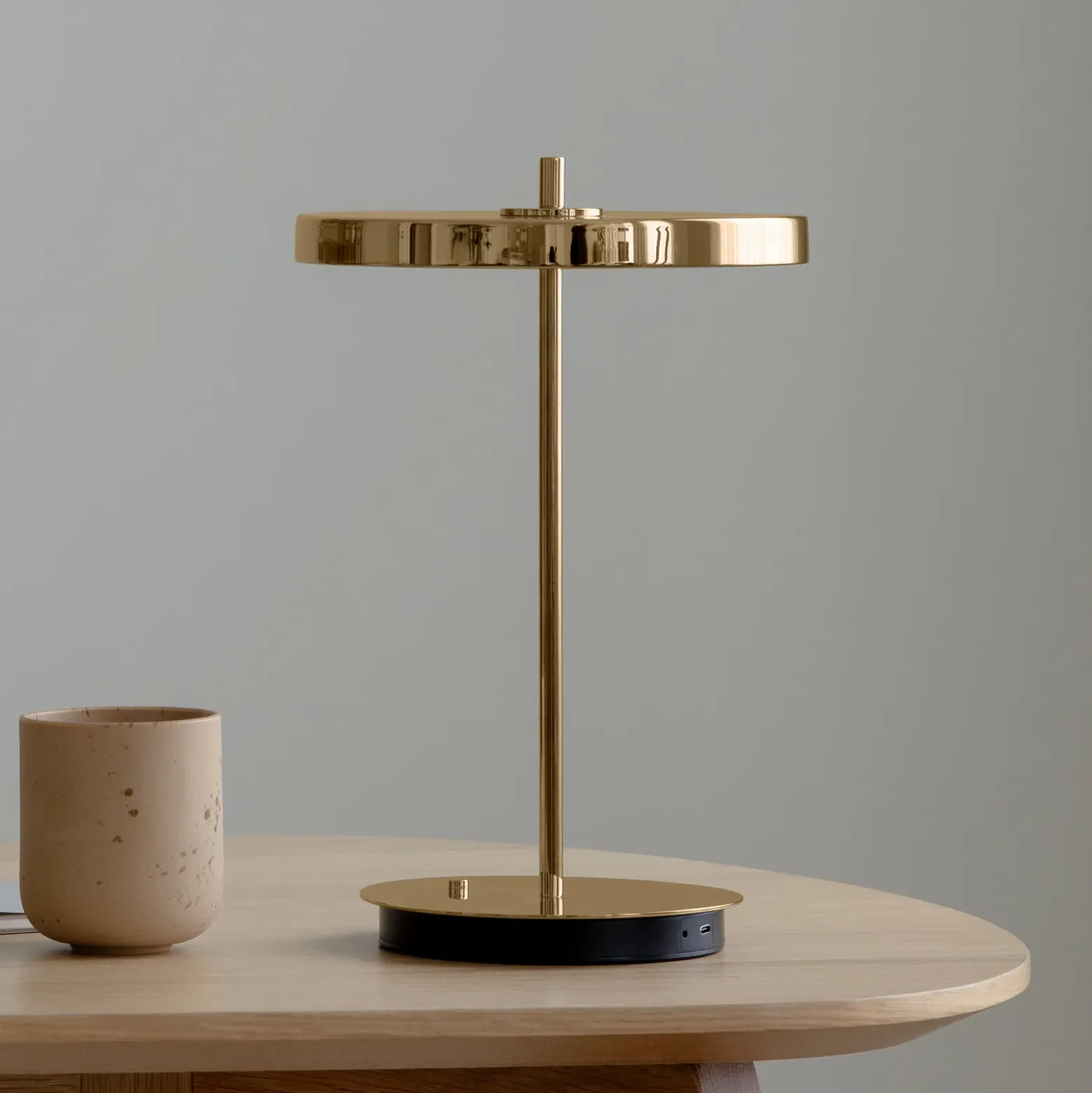 Lámpara de mesa recargable LED UMAGE Asteria Move, latón pulido, 31 cm