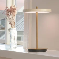 Lámpara de mesa recargable LED UMAGE Asteria Move, blanco perla/latón, 31 cm
